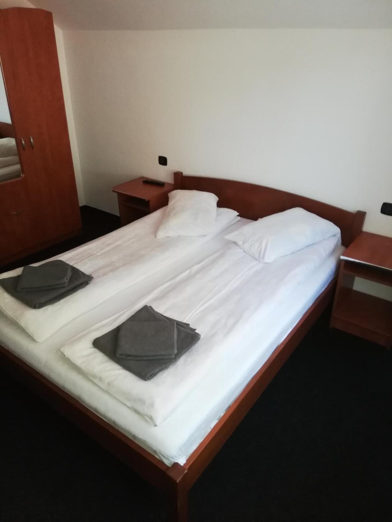 Cabana Cascada Cailor Hotel Borsa  Phòng bức ảnh